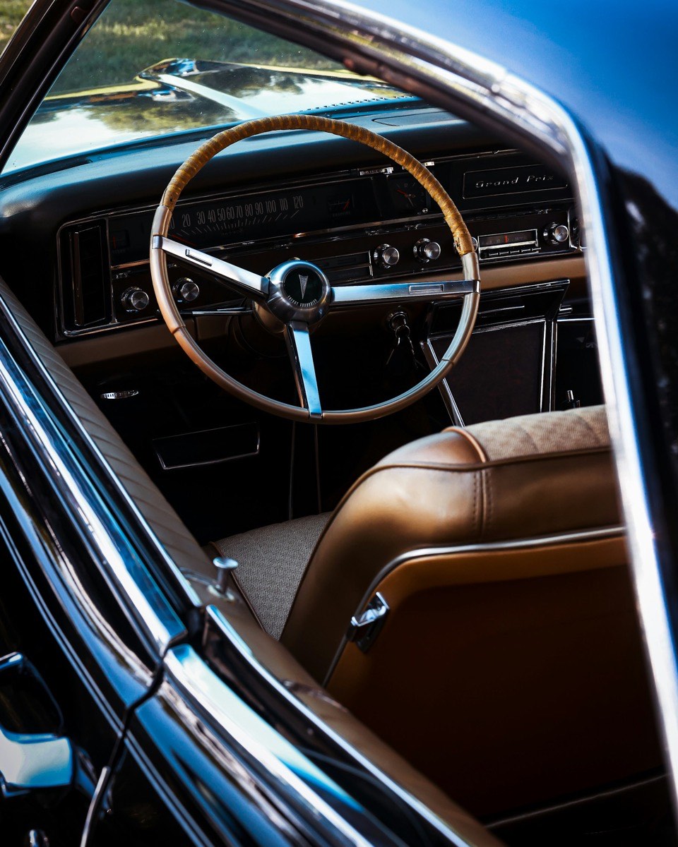 Sieges en cuir noir restaure dans une automobile classique