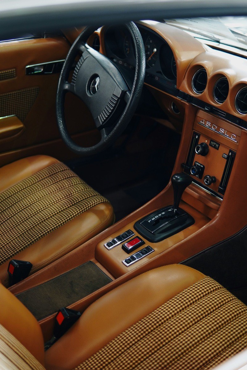 Interieur automobile avec sellerie cuir premium et surpiqures